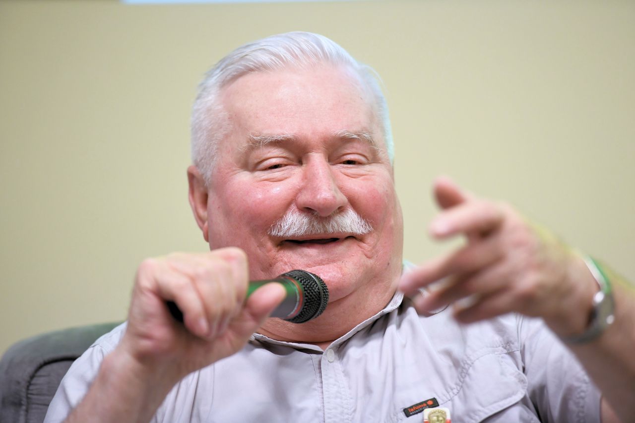 Lech Wałęsa znów śmieje się z prezydenta Andrzeja Dudy. Kolejny raz zestawia zdjęcia