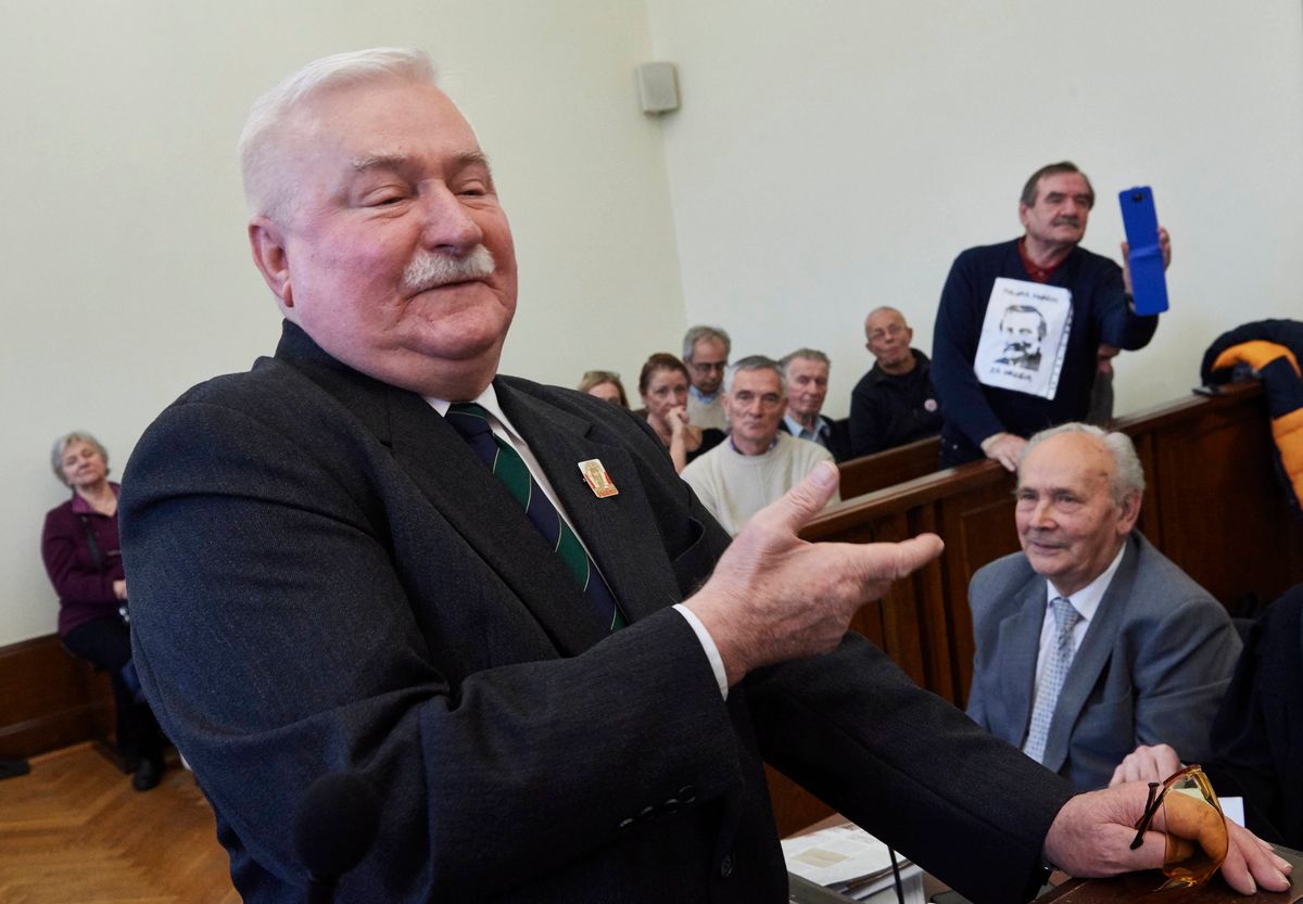 Lech Wałęsa grzmi na Facebooku. "Dlaczego PiS zostawił na pastwę Rosjan prezydenta?"