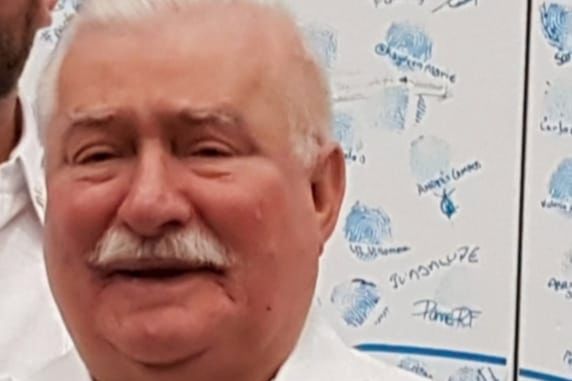 Lech Wałęsa otrzymał nietypowy prezent. To meksykańska edycja "konstytucyjnej" koszulki