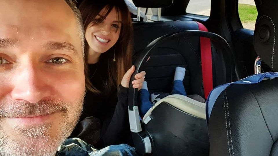 Jarosław Wałęsa z rodziną wraca do domu po udanej operacji serca 8-miesięcznej córki