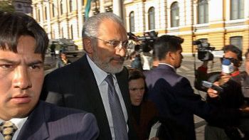 Boliwijski prezydent Carlos Mesa przed wejściem do Pałacu Rządowego