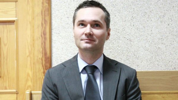 Europoseł Jarosław Wałęsa na korytarzu sądowym