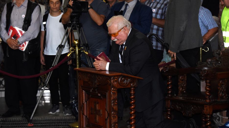 Lech Wałęsa modli się podczas mszy w 37. rocznicę Porozumień Sierpniowych