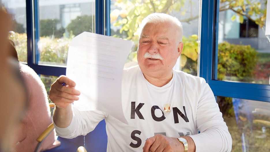 Lech Wałęsa tradycyjnie w koszulce z napisem "Konstytucja". W podobnej pojawił się na pogrzebie George'a Busha