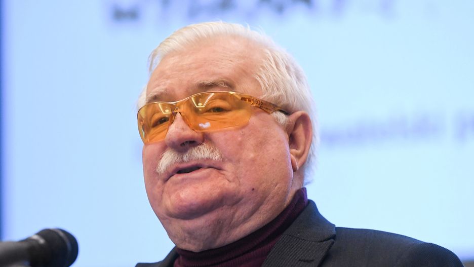 Lech Wałęsa uważa że należy dyskutować "pomiędzy różnymi religiami i niewierzącymi"