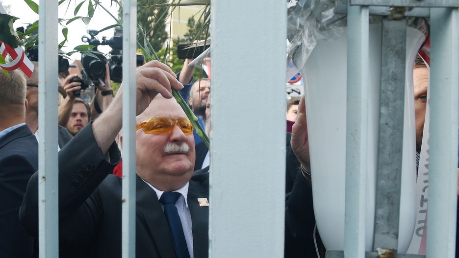 Lech Wałęsa składa kwiaty przy Bramie nr 2 Stoczni Gdańskiej podczas obchodów 37. rocznicy Sierpnia '80.