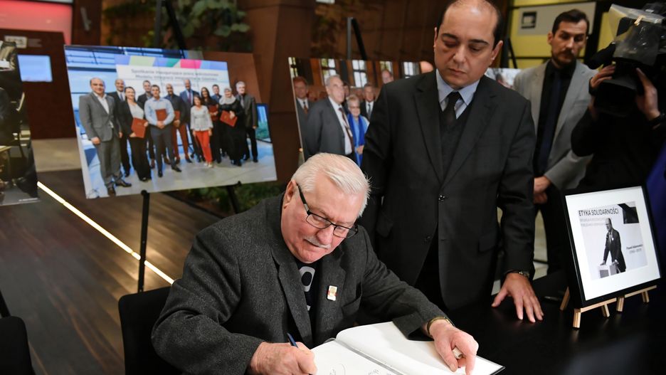 Lech Wałęsa wpisał się do księgi kondolencyjnej