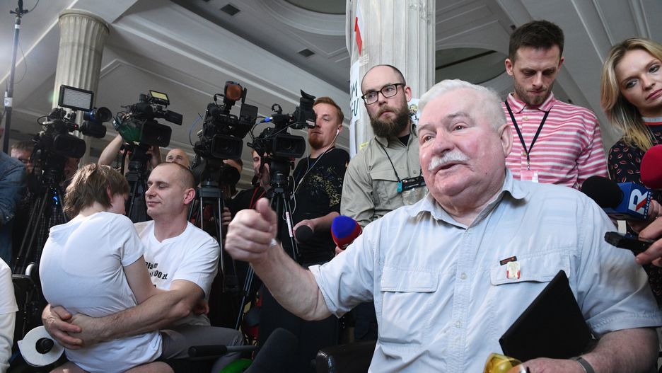 Lech Wałęsa w poniedziałek spotkał się z protestującymi