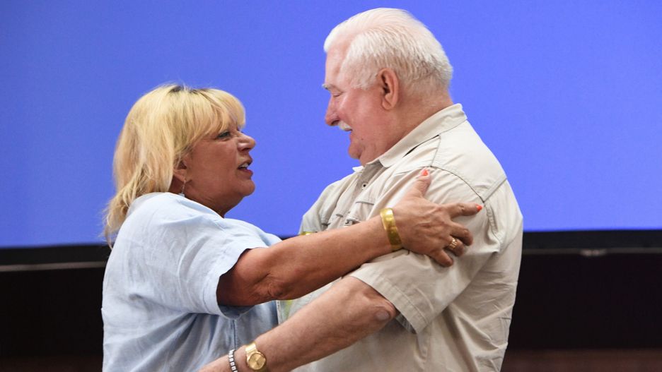 Lech Wałęsa otrzymał na konferencji gratulacje od aktorki Doroty Stalińskiej