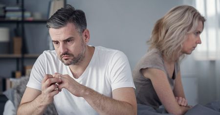 "Mąż nie staje po mojej stronie". Odwieczna walka z teściami