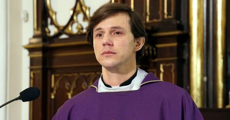 Barwy szczęścia. Ksiądz Tadeusz ma kryzys wiary (odcinek 2091 - streszczenie)