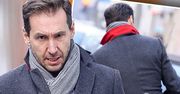 Elegancki świeżo upieczony tata Piotr Kraśko załatwia sprawunki na mieście [PAPARAZZI]