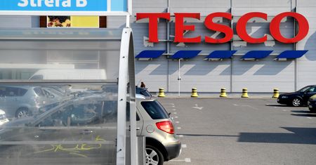 Kłopoty Tesco. Sprzedaje się na części