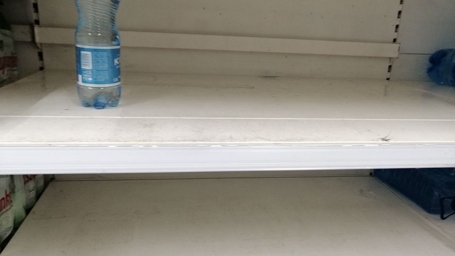 Jaka jest przyczyna pustych półek w Tesco? Sieć mówi co innego, związkowcy co innego