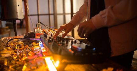 Dj na wesele czy może jednak zespół? A gdyby tak nie wybierać!