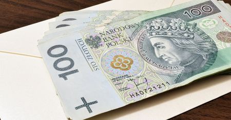 Ile dać w kopertę na wesele w 2023 roku? Kwoty dla młodej pary z zeszłego roku są nieaktualne