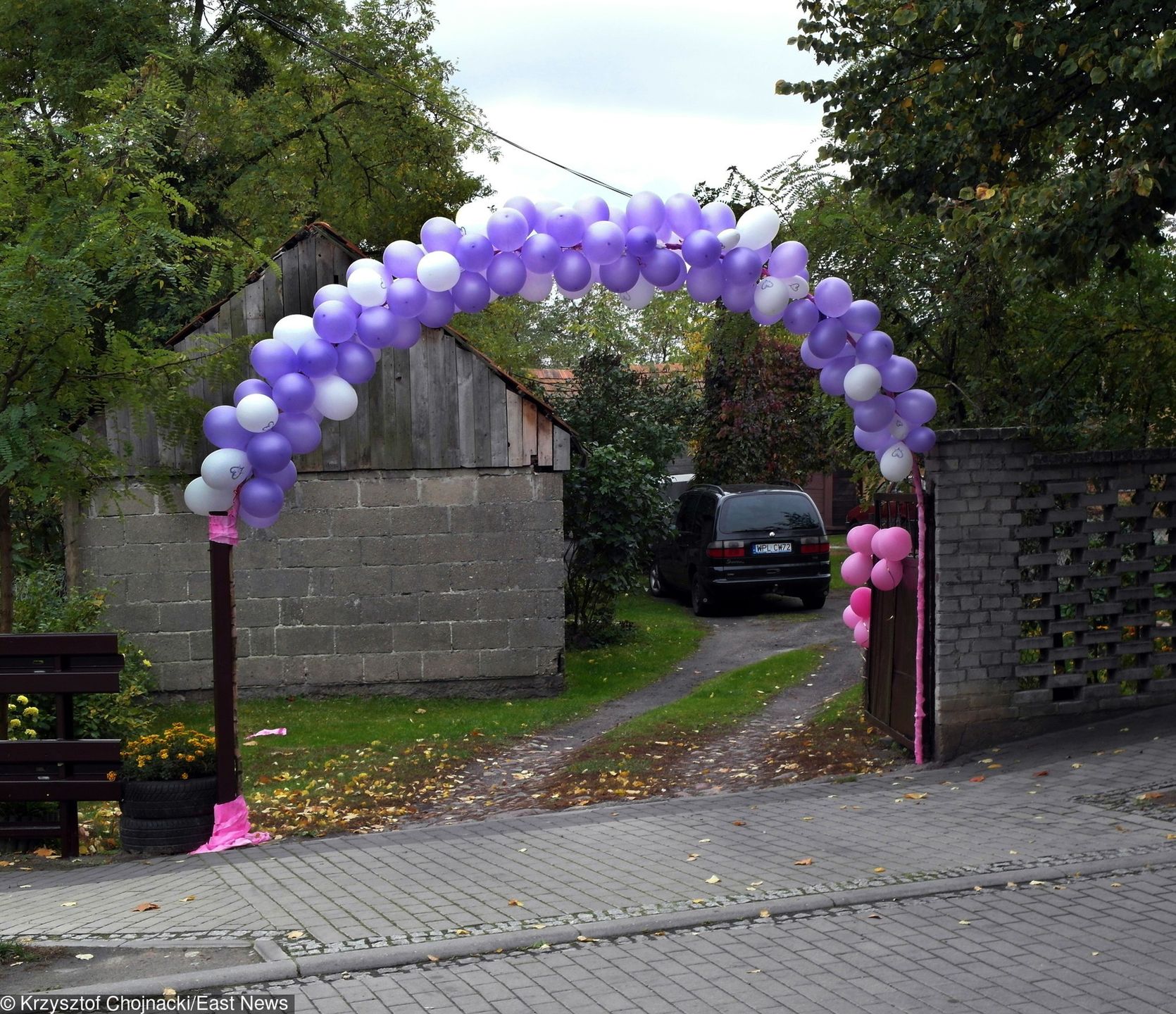 Kolorowe balony są wyraźnym znakiem dla złodzieja