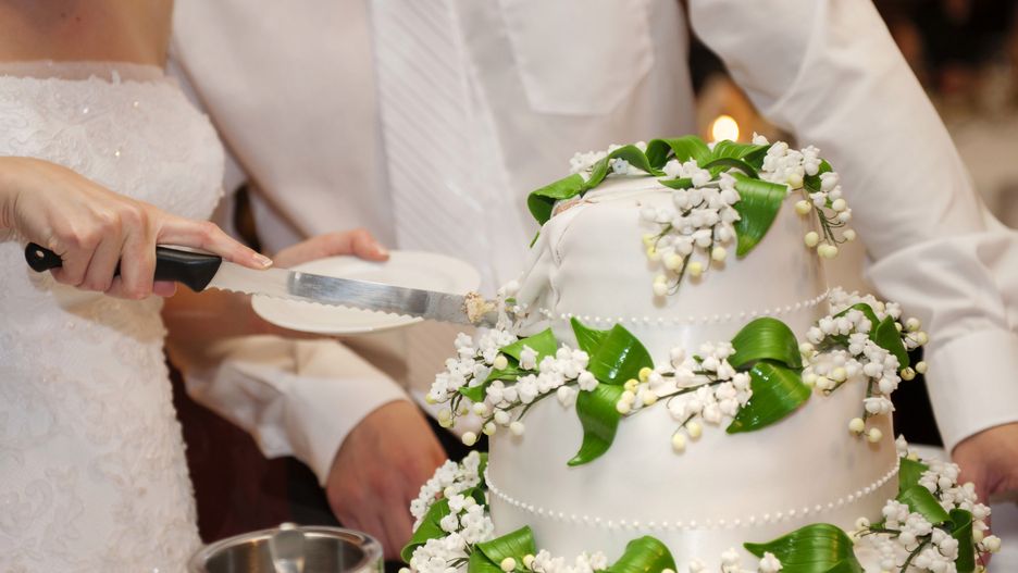 Coraz częściej pary młode decydują się na nowoczesne torty z lekkimi masami i owocami