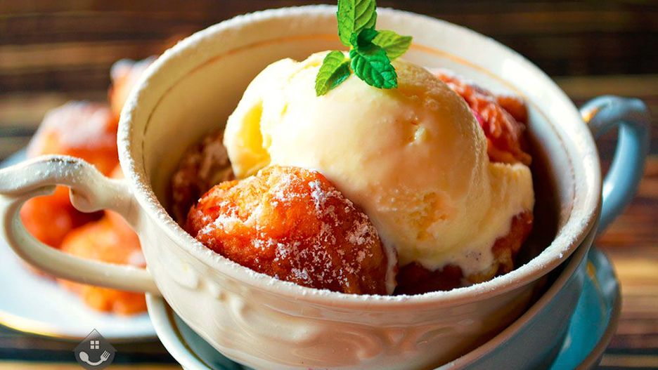 Deser z moreli w cieście z lodami