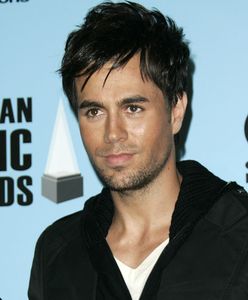 Gorący pocałunek na koncercie. Enrique Iglesias zupełnie zaskoczył fankę