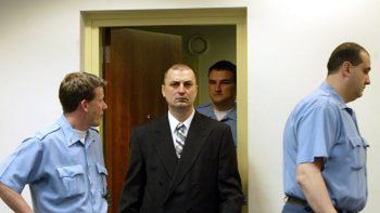 Ranko Cesić wchodzi na salę, by wysłuchać wyroku
