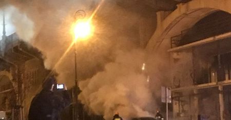 Pożar auta pod mostem Poniatowskiego. Zapłonęła komora silnika