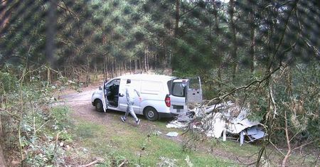 Wyrzucili śmieci do lasu pod Łodzią. Finał bulwersującej sprawy