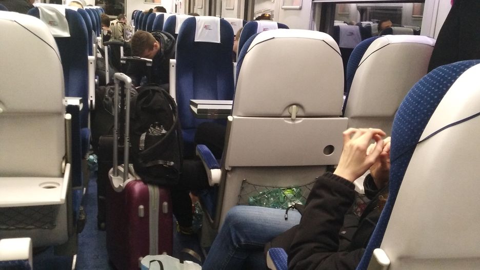 Pasażerowie czekali w pociągu na przesiadkę ponad 3 godziny