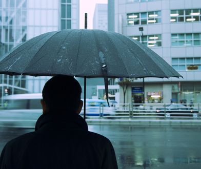 W wielu miejscach popada deszcz i deszcz ze śniegiem. Prognoza na wtorek