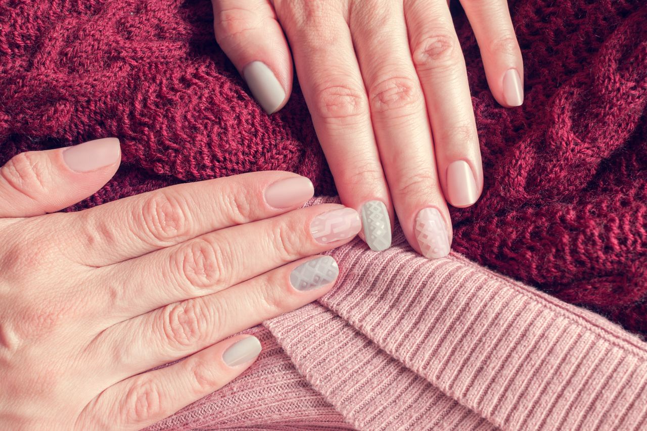 Paznokcie na sezon jesień/zima 2019. Wielki powrót sweterkowego manicure