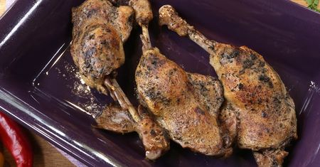 Gęsie nóżki confit z modrą kapustą. Specjalność Ewy Wachowicz