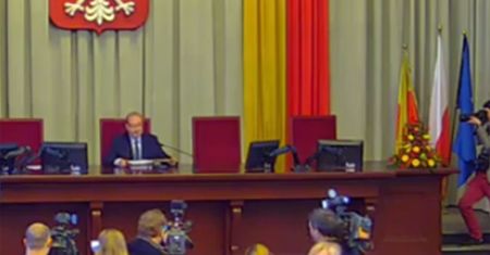 Radni PiS nie przyszli uczcić Adamowicza. "Puste miejsca"