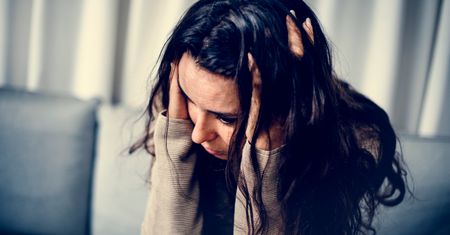 Ma romans z ojcem swojego chłopaka. "Nim się obejrzałam, zaczęliśmy się całować"