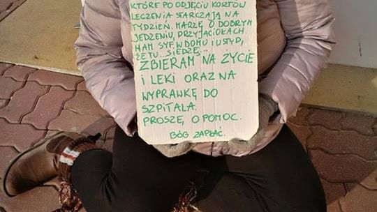 Kobieta od pół roku prosi o jałmużnę na ulicy.