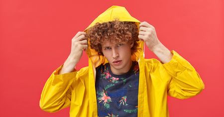 Kolorowe T-shirty w codziennych stylizacjach. Jak je nosić?