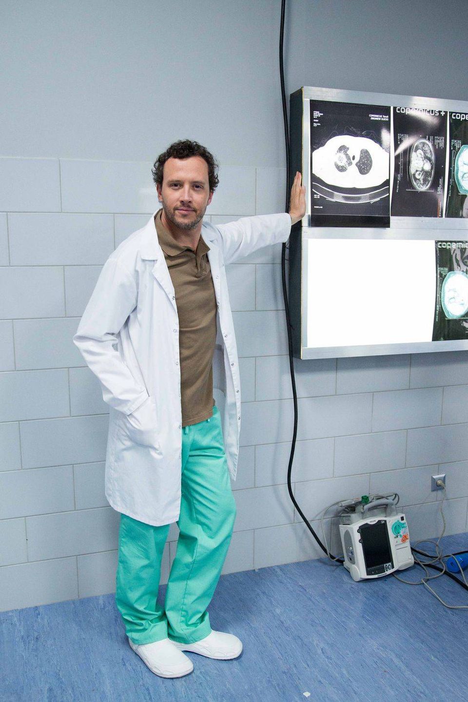 Andrzej Deskur na planie serialu Lekarze