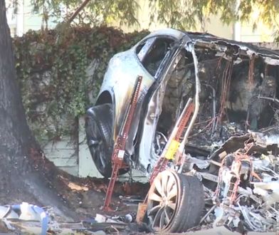 Kompletnie zniszczona i spalona tesla. Kierowcy nic się nie stało