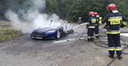 Pożar granatowej Tesli. Auto spłonęło pod Wałbrzychem