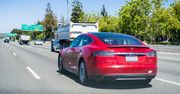 USA. Tesla jechała po autostradzie ze śpiącym kierowcą [WIDEO]