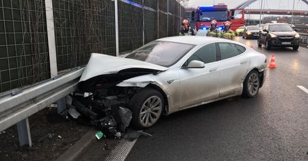 Katowice. Wypadek na tzw. zakręcie mistrzów. Tesla rozbita