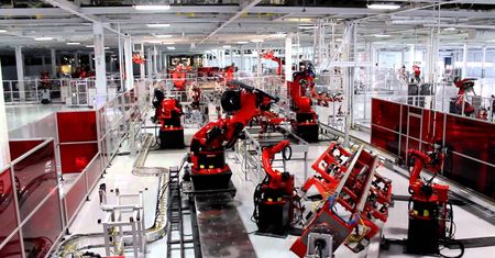 Tesla: znaleziono martwego pracownika