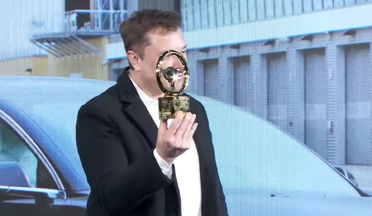 Elon Musk podczas odbioru "Złotej kierownicy" 