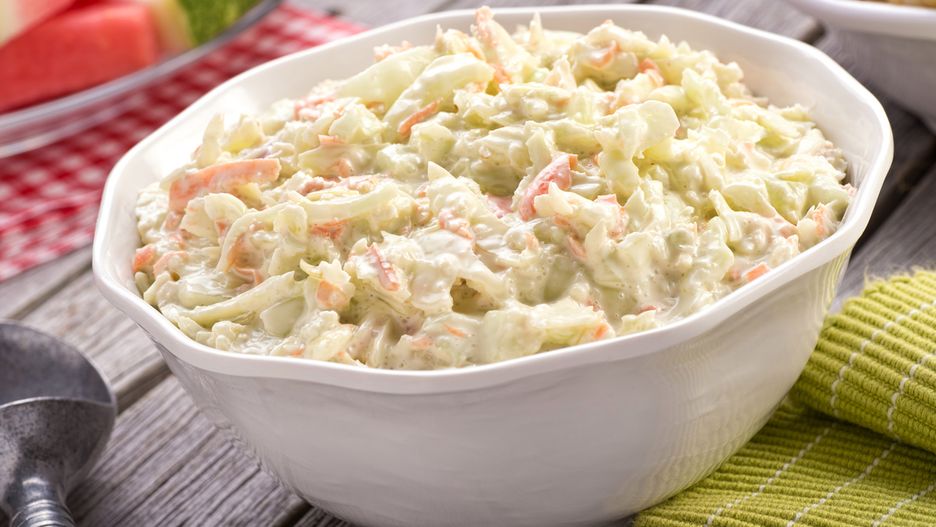Sałatka coleslaw znana jest niemal w kuchni każdego kraju. Jej głównym składnikiem jest szatkowana biała kapusta, a pozostałe dodatki zależą od przepisu i upodobań.