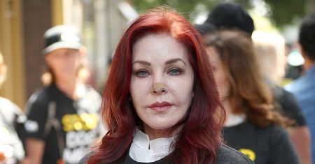 Naciągnięta Priscilla Presley z martwym psem. Tak protestowała