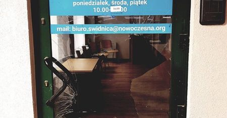 Akt wandalizmu w biurze Nowoczesnej. Rozbito szybę w drzwiach