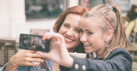 "Nadgarstek selfie". Lekarze przestrzegają przed robieniem sobie zbyt wielu zdjęć