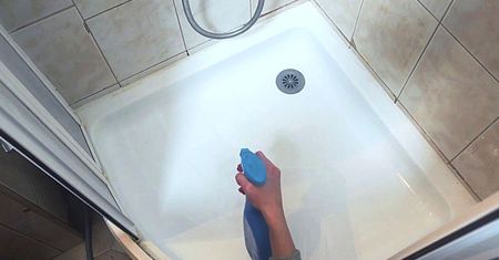 Domowy spray na kamień i pleśń odmieni Twoją łazienkę w mgnieniu oka