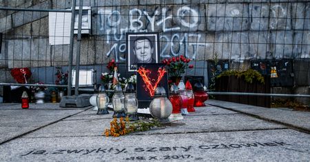 Znicze ku pamięci Piotra Szczęsnego. Rocznica samospalenia