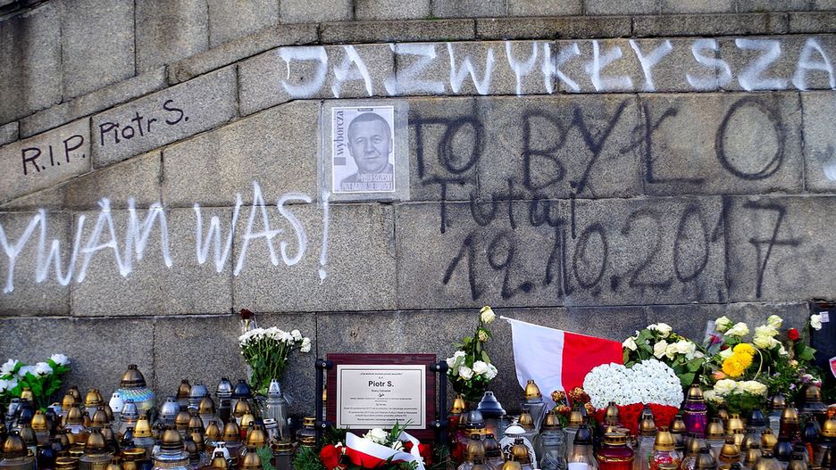 W miejscu, w którym podpalił się Piotr Szczęsny widnieje betonowa płyta z napisem: "ja, zwykły szary człowiek"