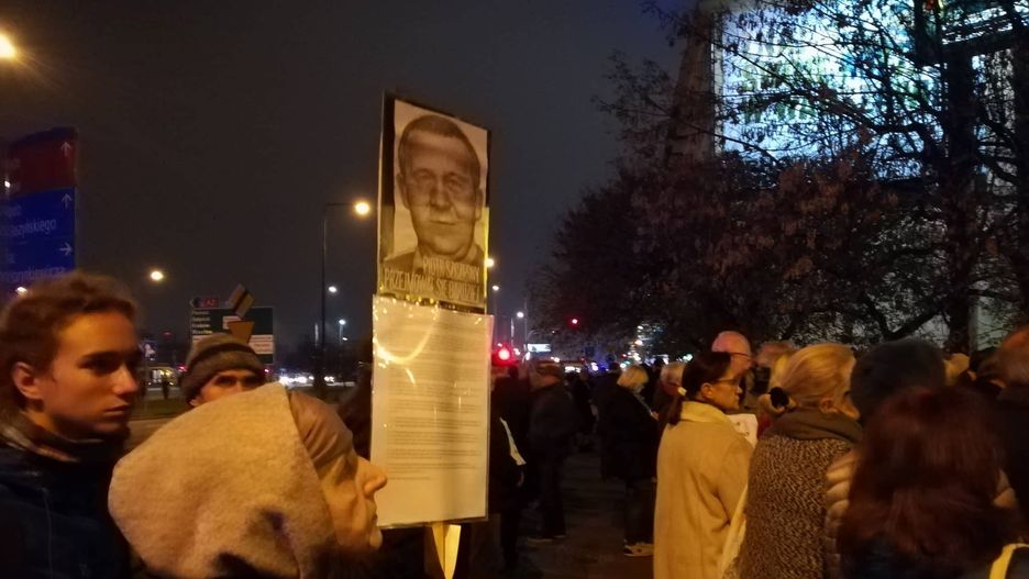 Marsz milczenia - tłum przeszedł ulicami Warszawy do siedziby PiS
